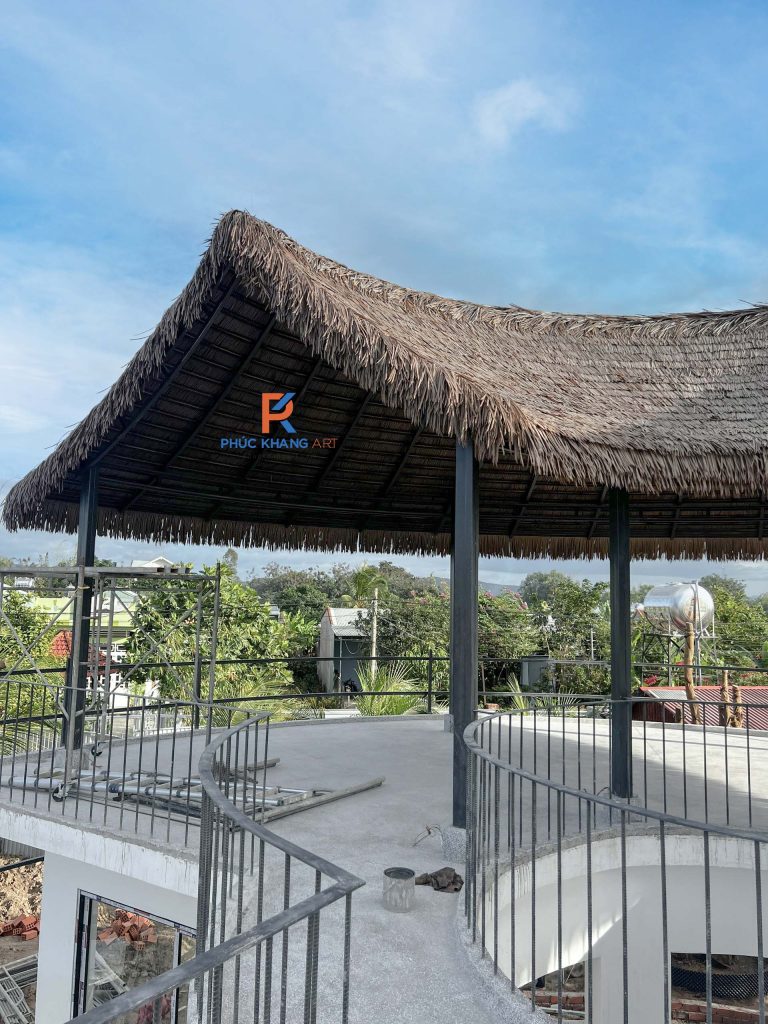 Mái chòi rơm nhân tạo giữa không gian xanh