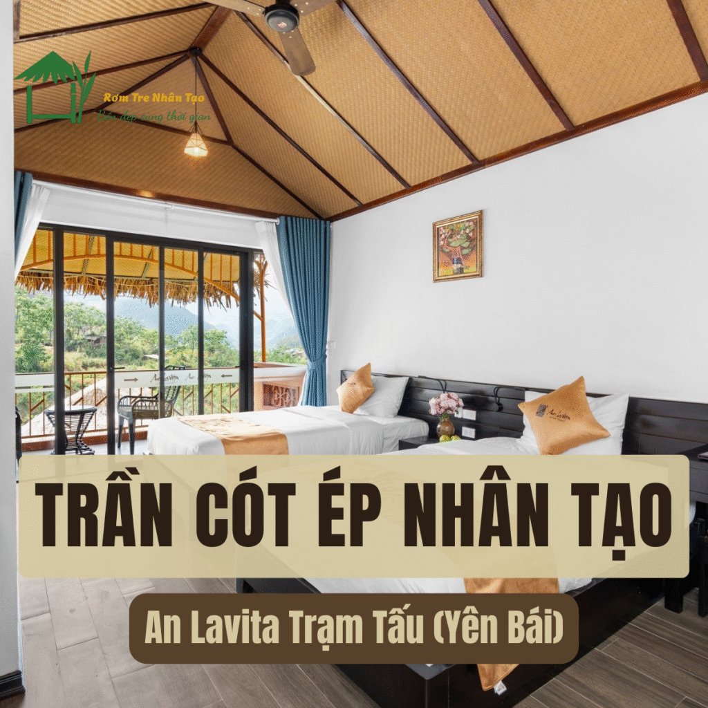 ội thất phòng ngủ tại An Lavita Trạm Tấu (Yên Bái) với trần nhà làm từ cót ép nhân tạo, hai giường đơn, cửa kính lớn nhìn ra thiên nhiên và rèm cửa màu xanh dương.
