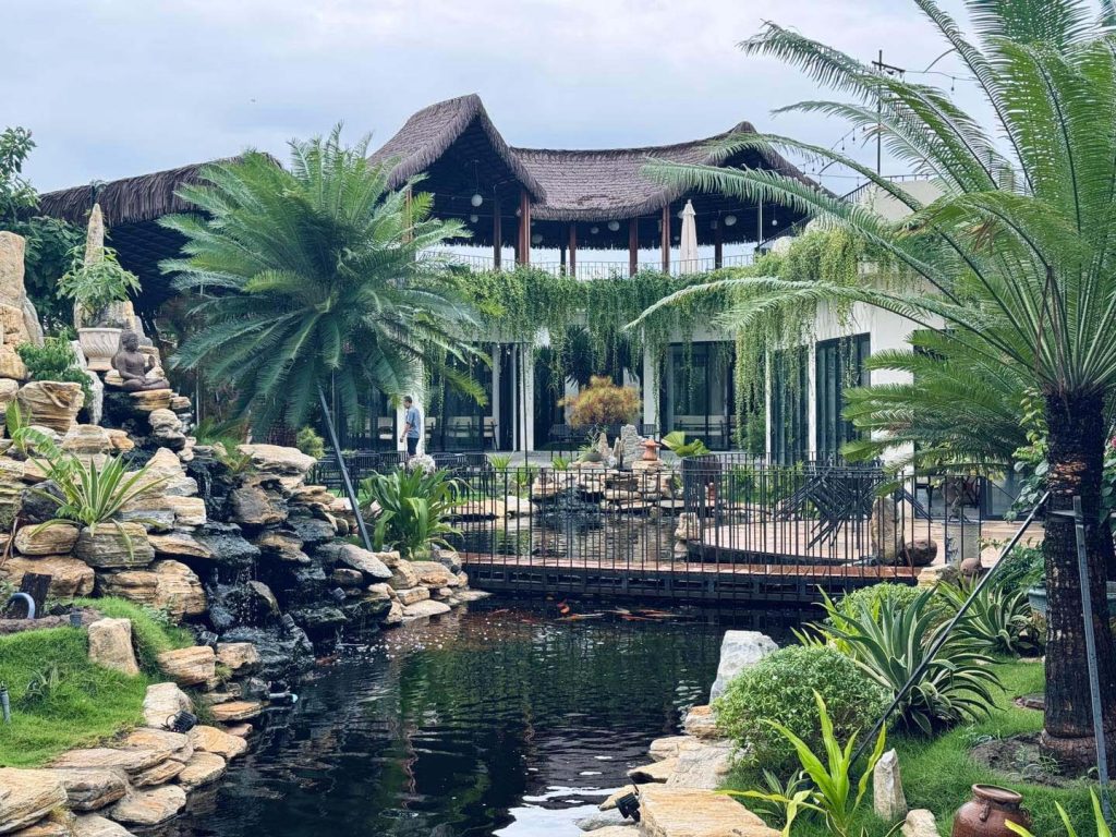 Nhà chòi rơm nhân tạo bên hồ sinh thái