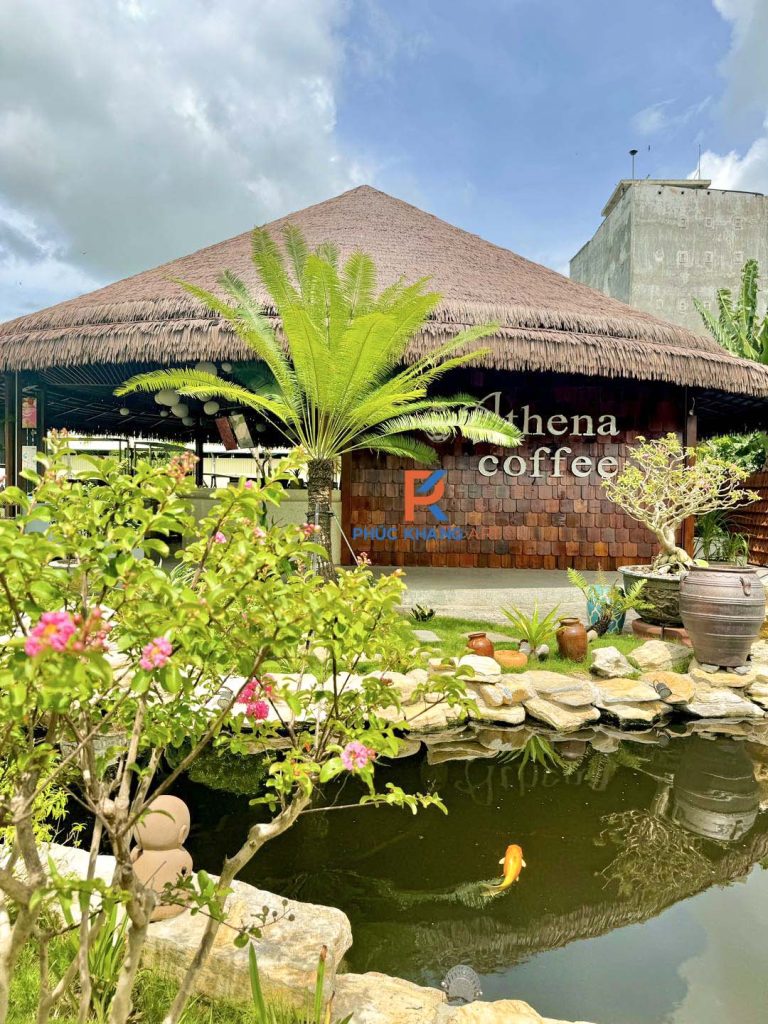Hồ cá koi cạnh mái rơm nhân tạo tại khu nghỉ dưỡng