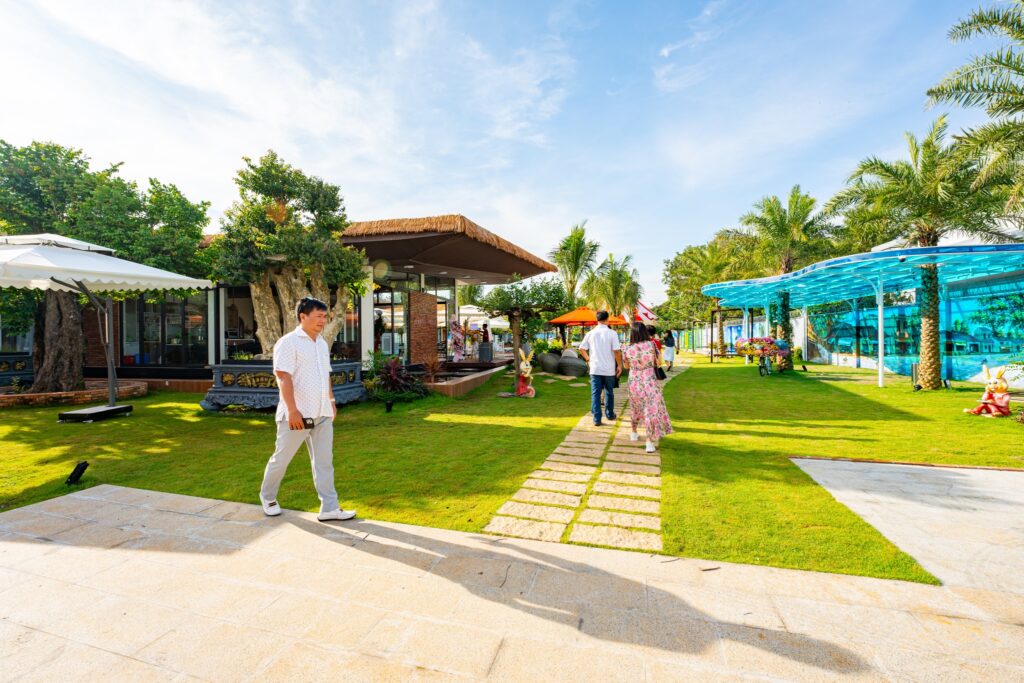 Cót ép nhân tạo (hay còn gọi là mành cót ép nhân tạo) là vật liệu được sản xuất từ nhựa tổng hợp cao cấp, mô phỏng hoa văn và cấu trúc đan lát truyền thống như tre, nứa. Bề mặt cót được thiết kế giống như các mắt đan thật, nhưng khắc phục hoàn toàn nhược điểm của vật liệu tự nhiên như mục, mối mọt, cong vênh.Cót ép nhân tạo (hay còn gọi là mành cót ép nhân tạo) là vật liệu được sản xuất từ nhựa tổng hợp cao cấp, mô phỏng hoa văn và cấu trúc đan lát truyền thống như tre, nứa. Bề mặt cót được thiết kế giống như các mắt đan thật, nhưng khắc phục hoàn toàn nhược điểm của vật liệu tự nhiên như mục, mối mọt, cong vênh.Cót ép nhân tạo (hay còn gọi là mành cót ép nhân tạo) là vật liệu được sản xuất từ nhựa tổng hợp cao cấp, mô phỏng hoa văn và cấu trúc đan lát truyền thống như tre, nứa. Bề mặt cót được thiết kế giống như các mắt đan thật, nhưng khắc phục hoàn toàn nhược điểm của vật liệu tự nhiên như mục, mối mọt, cong vênh.