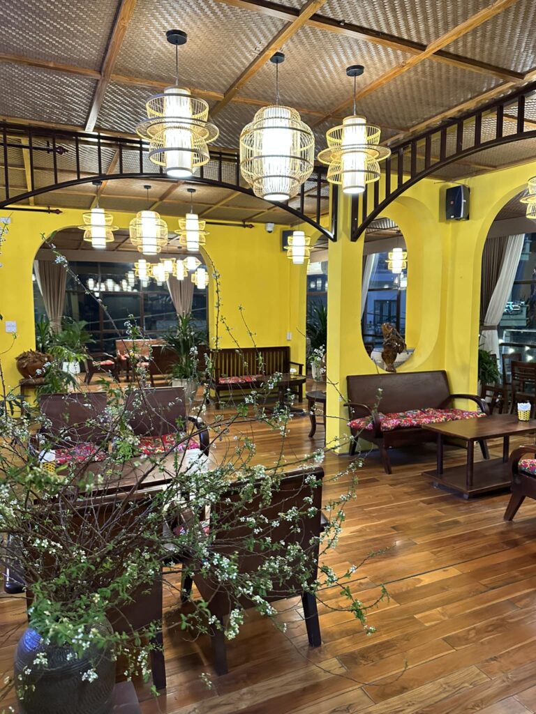 Top 3 Lý Do May Coffee Mộc Châu Chọn Cót Ép Nhân Tạo Cho Trần Nhà 1 Không gian nội thất May Coffee Mộc Châu sử dụng trần cót ép nhân tạo và đèn lồng tre trang trí