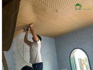 Nhân viên thi công cót ép nhân tạo trọn gói tại công trình