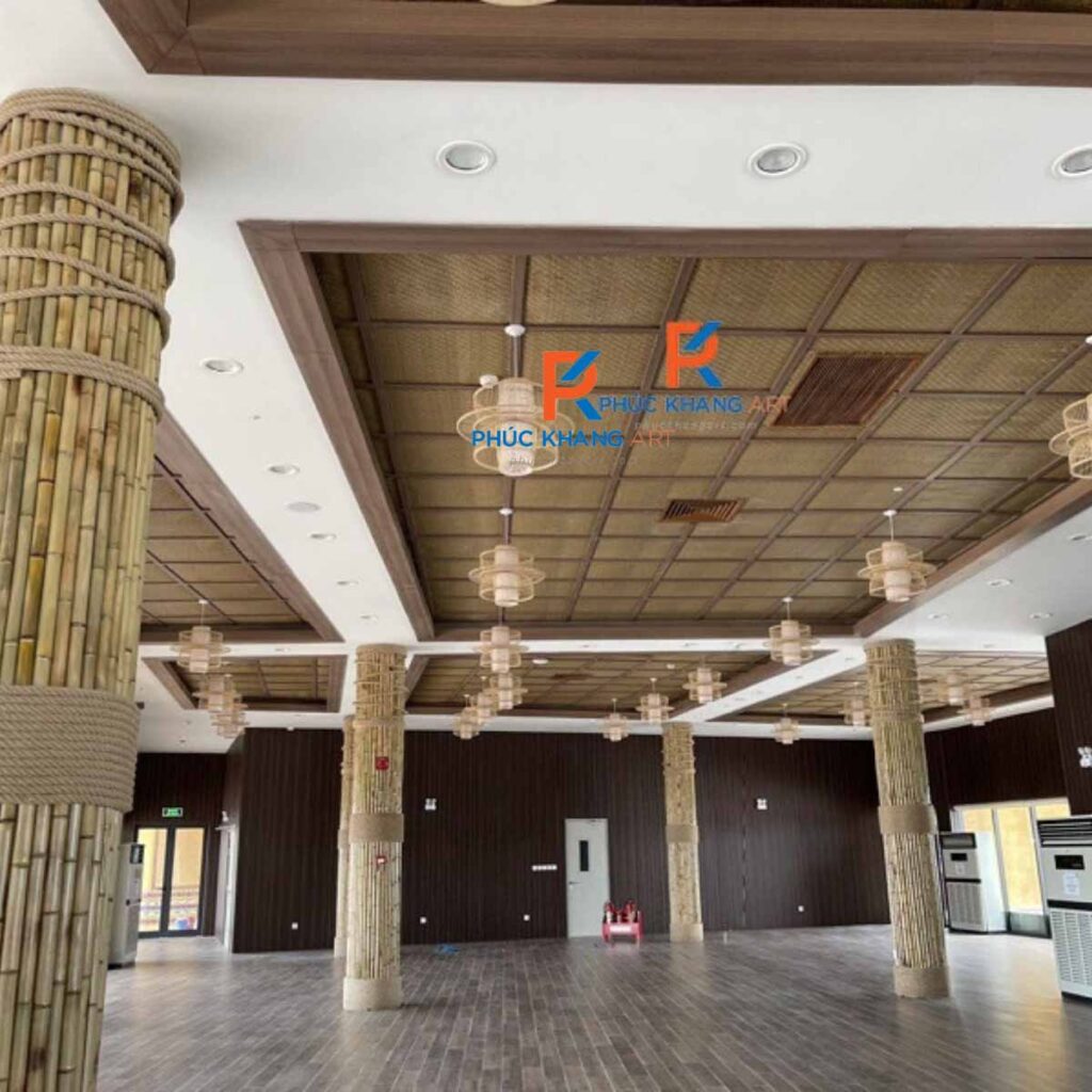 Trần nhà hàng Vinhomes sử dụng cót ép nhựa trang trí