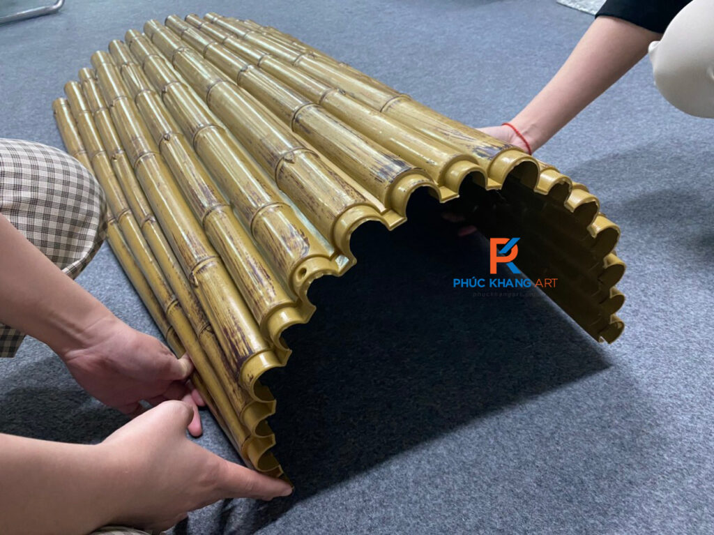 Tấm tre nhân tạo làm từ nhựa ABS, kích thước 100x67cm, độ dày từ 3.3 đến 4.4mm, chuyên dùng để ốp tường, làm vách ngăn, trần trang trí trong nội và ngoại thất.